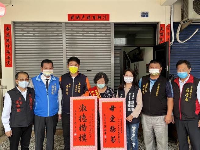 住在富寮里的模範母親洪素就說，很感謝公所專程到家裡到府頒獎，讓她相當感動，疫情期間大家都很緊繃，能夠在這時稍微喘口氣，真的很溫馨。（公所提供／吳建輝南投傳真）