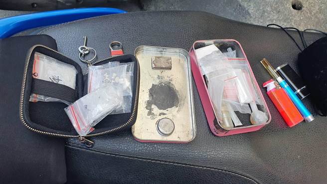 警方從洪男機車上發現18包毒品。（翻攝照片／高雄洪靖宜傳真）