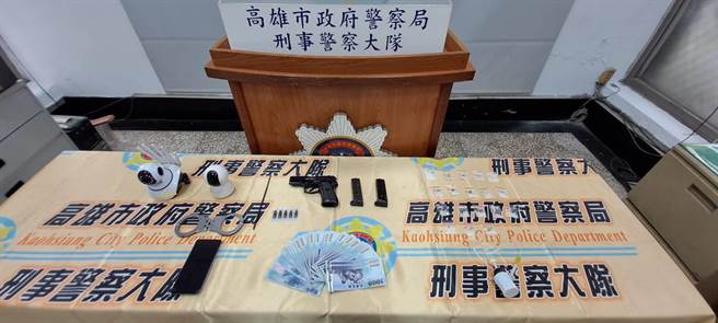 洪男擁槍自重還藏有大量毒品。（翻攝照片／高雄洪靖宜傳真）