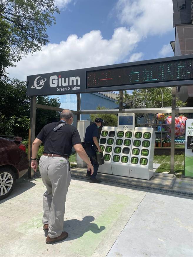 在警方主动协助下，员警陪同老翁一起前往2公里外的换电站，更换电动机车电池。（警方提供／谢琼云台中传真）
