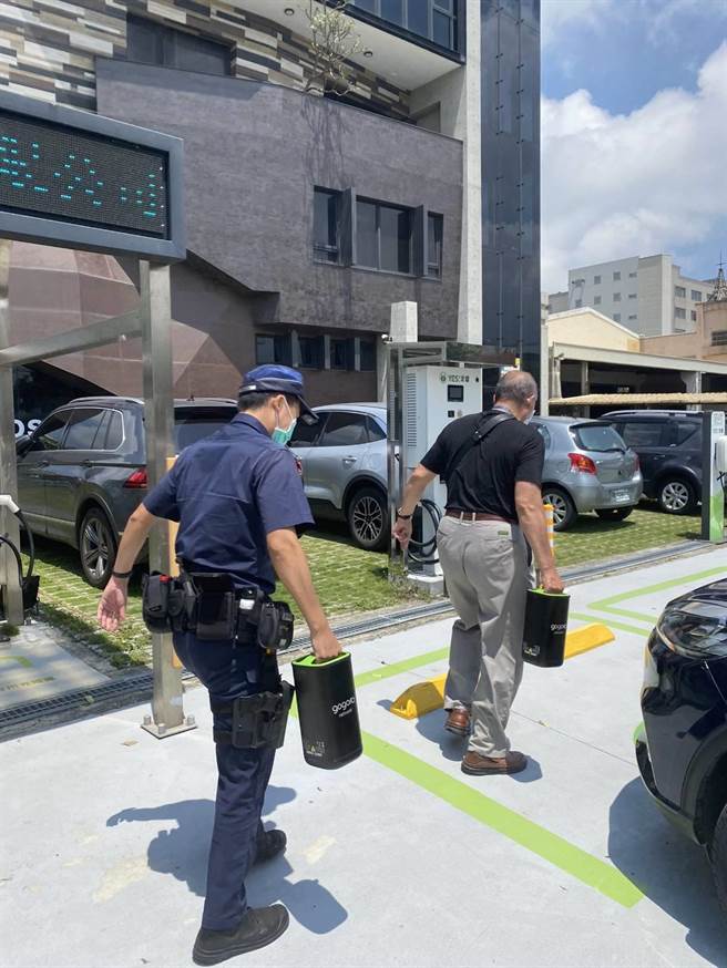 在警方主动协助下，员警陪同老翁一起前往2公里外的换电站，更换电动机车电池。（警方提供／谢琼云台中传真）