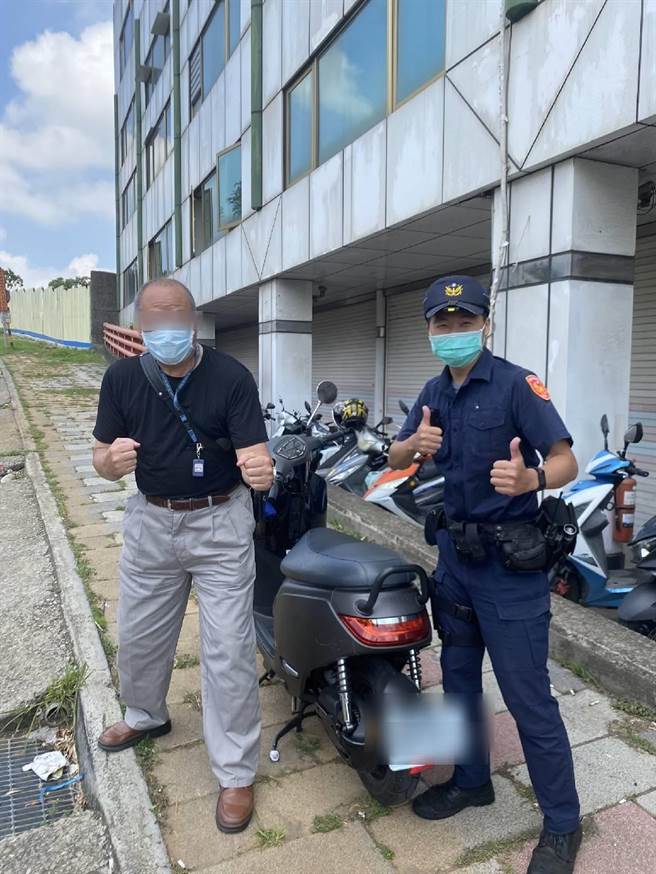 遇到暖心员警及时神救援，一身时尚休閒打扮的余姓老翁再度恢復活力，前往荣总看诊前与员警留下充满元气的合影。（警方提供／谢琼云台中传真）