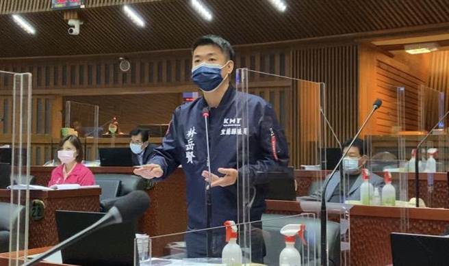 宜兰县议员林岳贤表示，这样的状况各县市警察局都会发生，这些繁杂的手续真会造成民眾的不便。（吴佩蓉摄）