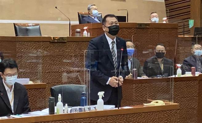 宜兰县警察局长林新晃接受议员质询时表示，不须制作笔录，仅需登录拾得人基本资料，拾得民眾也要记住受理员警资料，方便日后查询。（吴佩蓉摄）