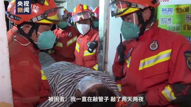 長沙違建6層樓倒塌案又2人刑拘。圖為第9名獲救者出：敲了兩天兩夜管子。（央視新聞）