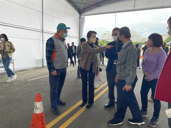 台北市北投士林科技园区快筛阳车来速筛检站4日启用，副市长黄珊珊3日前往视察。（台北市政府提供／张立勋台北传真）