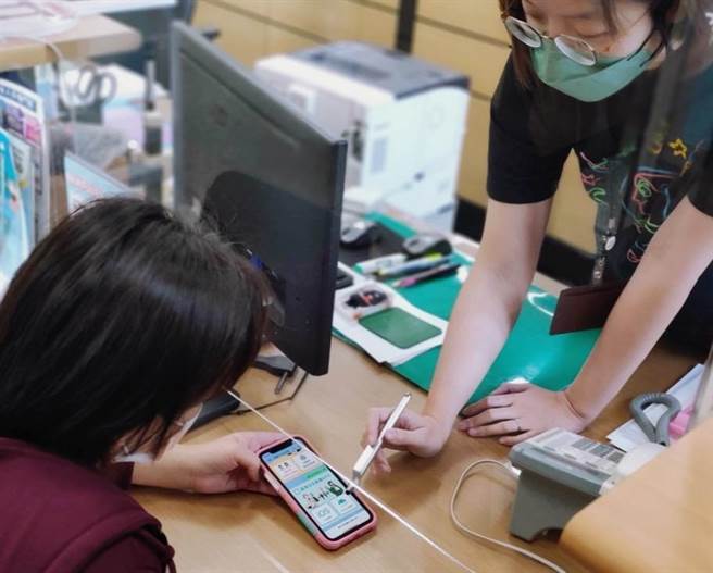 台中市民政局「台中户政ONLINE」服务即日起改版，将由各户所同仁主动提醒洽公民眾多加利用。（民政局提供／谢琼云台中传真）