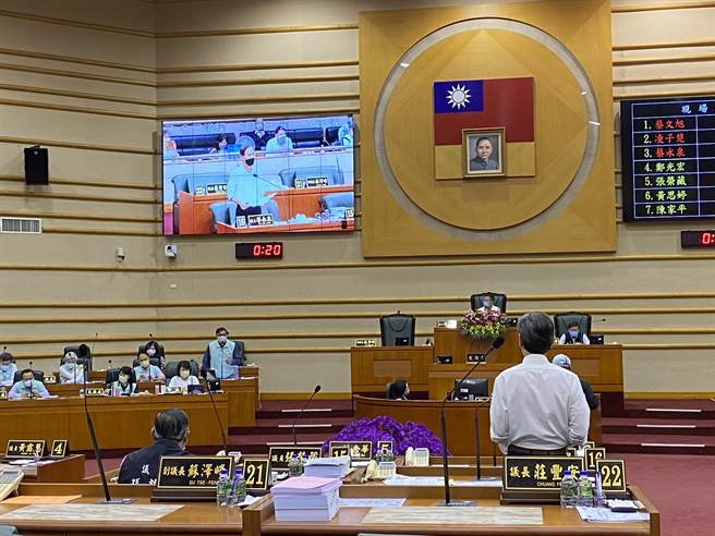 嘉义市议员蔡永泉质询教育处长，国中小学校内密布监视器。（廖素慧摄）