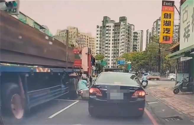 女騎士險些被聯結車輾過。（翻攝「爆廢公社」）