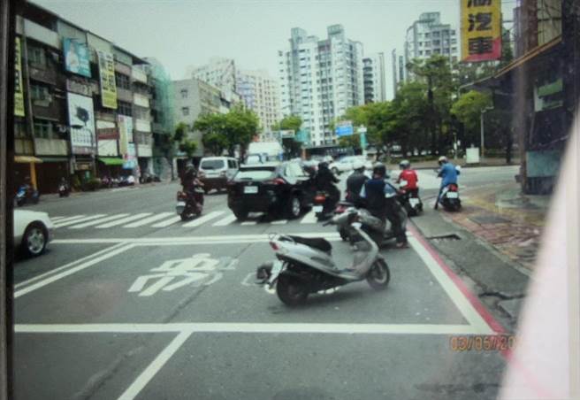 警方獲報後趕到現場處理，所幸女騎士無生命危險。（翻攝照片／高雄洪靖宜傳真）