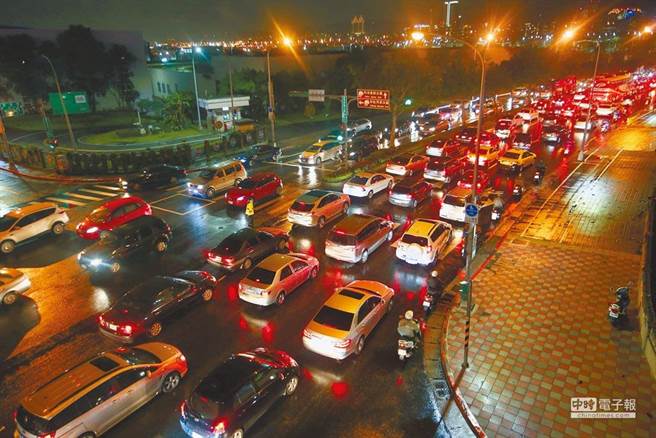 內湖上下班塞車塞不停，但全市也有多條幹道呈現相同慘況。（本報資料照片）