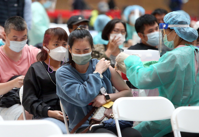 鄉民指出，確診數又開始校正回歸了，圖為2日北車排隊接種疫苗的民眾。（本報資料照）