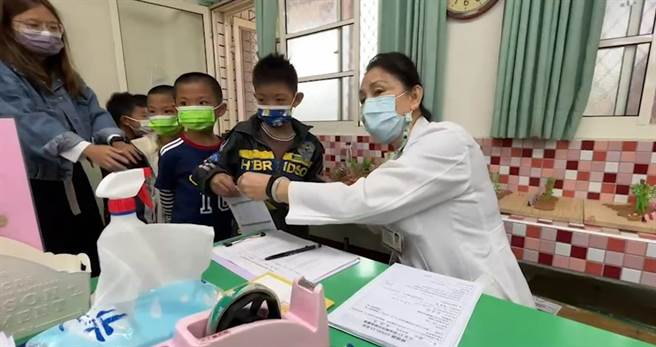 国小校园疫苗开打。（资料照片／吴敏菁彰化传真）