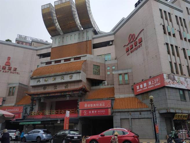 全台最贵蚊子馆持续活化，云林县北港镇「朝圣高悦酒店」将打造最「神气」门面。（张朝欣摄）