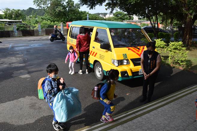 頭份幼兒園新業主承接從3日正式上路，頭份市長羅雪珠一早就趕往幼兒園關心小朋友。（謝明俊攝）