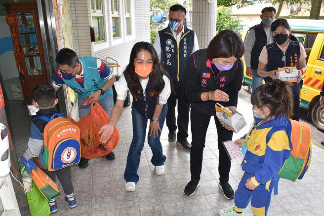 頭份幼兒園新業主承接從3日正式上路，包括頭份市長羅雪珠、縣議員張淑芬、徐功凡、溫宜靜及市代許銑倫等一早就趕往幼兒園關心小朋友。（謝明俊攝）
