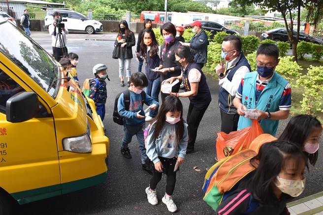 頭份幼兒園新業主承接從3日正式上路，包括頭份市長羅雪珠、縣議員張淑芬、徐功凡、溫宜靜及市代許銑倫等一早就趕往幼兒園關心小朋友。（謝明俊攝）