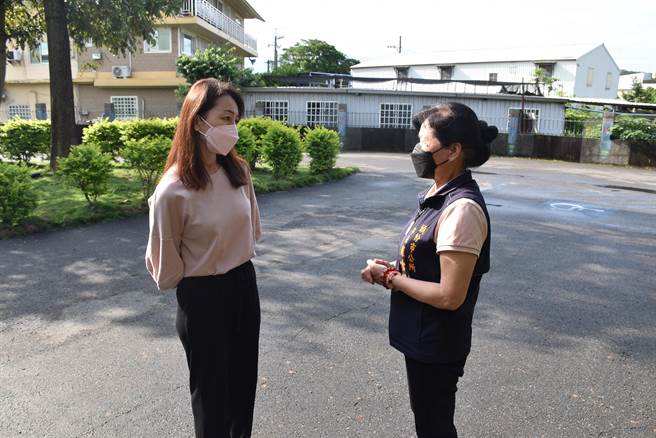 頭份幼兒園新業主承接從3日正式上路，頭份市長羅雪珠感謝園長林家湲及全體老師員工全力協助小朋友度過停課難關。（謝明俊攝）