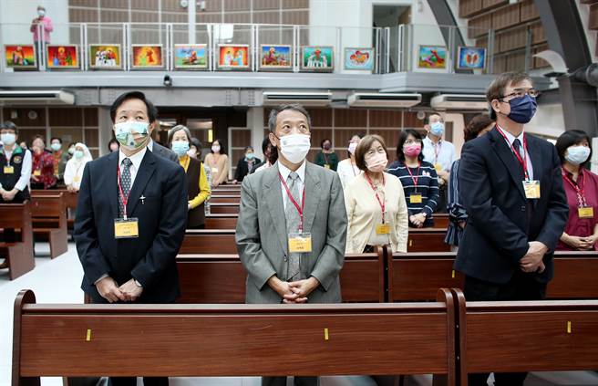 靜宜校長唐傳義、東海校長張國恩及兩校教職員生，透過與耶穌復活相關場景的【光明之路】祈禱默想，慶祝耶穌復活。（陳世宗攝）