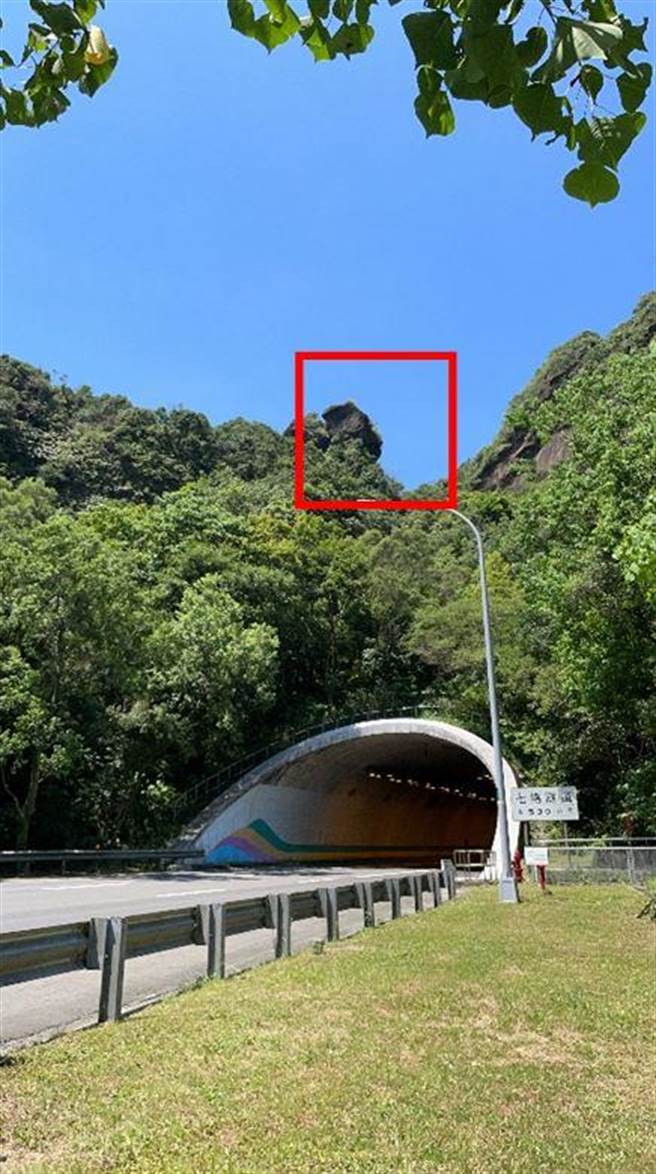 七堵隧道北口有巨石(高公局提供)