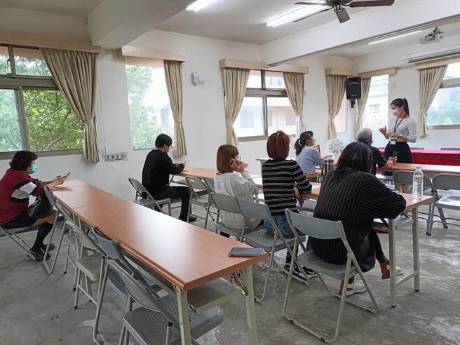 台中市和平區雙崎部落文化健康照護站傳出有受照護的阿公、阿嬤及照護員3人確診，因山地鄉醫療資源相對缺乏，市府也立即安排醫護人員在當地成立快篩站。（台中市政府提供）