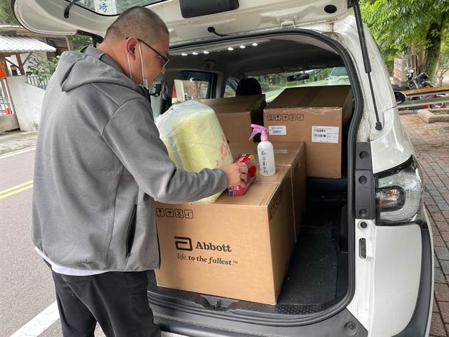 台中市和平區雙崎部落文化健康照護站傳出有受照護的阿公、阿嬤及照護員3人確診，市府也在3日安排醫護人員與防疫物資送達和平，即時支援前線及疫情控管。（台中市政府提供）