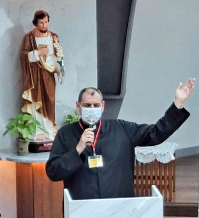 靜宜校牧沈拉蒙神父說，希望明年可以拿下口罩參加祈禱會；他也鼓勵大家能參與復活節相關活動，感受耶穌復活所帶來的希望與喜樂。（陳世宗攝）
