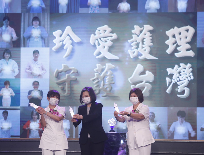 蔡英文总统（中）3日出席国际护师节庆祝活动，在台湾护理学会理事长陈静敏（左）陪同手摇象徵「传光」的蜡烛，以行动表达对护理师的支持与鼓励。（陈怡诚摄）
