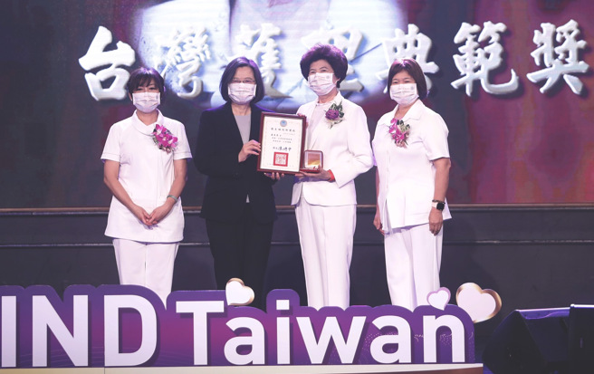蔡英文总统（左二）3日出席国际护师节庆祝活动，总统颁发「台湾护理典范奖」给卢美秀教授（右二），以行动表达对护理师的支持与鼓励。（陈怡诚摄）