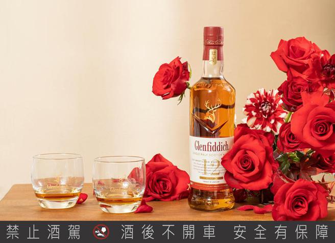 （格蘭菲迪12年天使雪莉單一麥芽威士忌與玫瑰搭配，獻給如玫瑰般美麗堅強的「天使媽媽」。圖／格蘭父子提供）