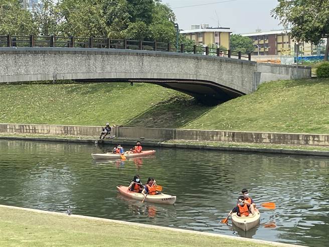 台中市大里区康桥水域整治成后，做为水域活动或轻艇选手训练、比赛场地，也是台中新观光景点。（卢金足摄）
