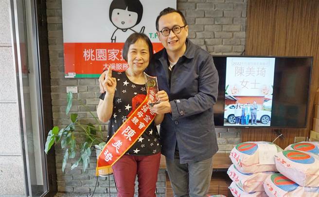 56歲陳美琦（左）獲桃園家扶中心推荐成為全國自強母親。（呂筱蟬攝）