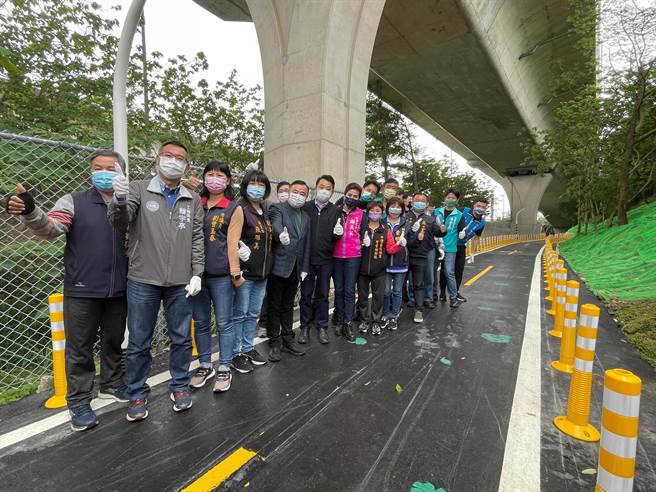 桃园市府打通中坜区中园路二段55巷机慢车便道，希望减少当地车祸发生率。（吕筱蝉摄）