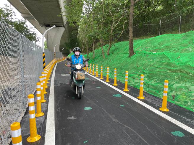 桃园市府打通中坜区中园路二段55巷机慢车便道，希望减少当地车祸发生率。（吕筱蝉摄）