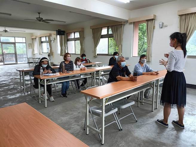 台中市和平區雙崎部落文化健康照護站傳出有受照護的阿公、阿嬤及照護員3人確診，因山地鄉醫療資源相對缺乏，市府也立即安排醫護人員在當地成立快篩站。（台中市政府提供）