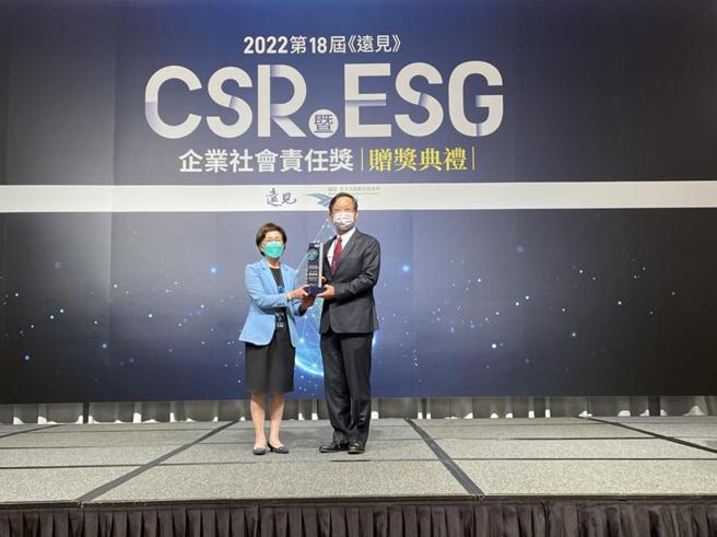 （勤美集团董事长林廷芳（右）今日代表领取远见CSR暨ESG「社会创新组」楷模奖。图／勤美提供）