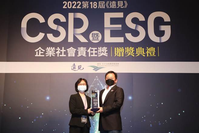 六福旅遊集團勇奪CSR暨ESG獎，由金管會副主委 邱淑貞(左)致贈獎項予集團副董事長 賴振融(右)，為歷年首次獲獎的觀光業者。(遠見提供)