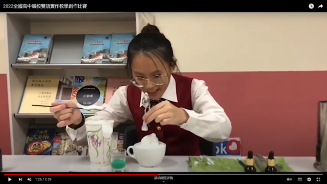 金瓯女中林佩婕与华人仪同学，灵巧的双手让拿铁奶泡立体拉花变得好看、好喝又好听，荣获比赛第三名。(醒吾科大提供)

