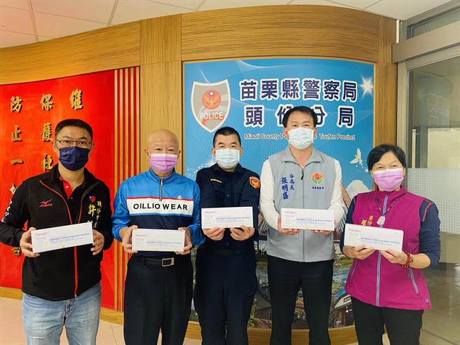 头份市长罗雪珠、头份警友会主任林庭耀、总干事许铣伦赠送200剂快筛给头份警分局。（头份警分局提供／谢明俊苗栗传真）