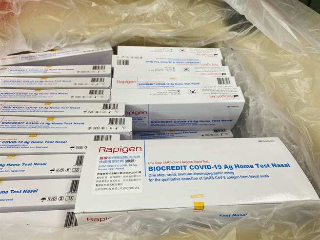 头份市长罗雪珠、头份警友会主任林庭耀、总干事许铣伦赠送200剂快筛给头份警分局。（头份警分局提供／谢明俊苗栗传真）