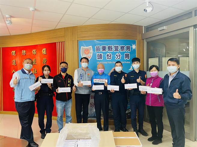 头份市长罗雪珠、头份警友会主任林庭耀、总干事许铣伦赠送200剂快筛给头份警分局。（头份警分局提供／谢明俊苗栗传真）