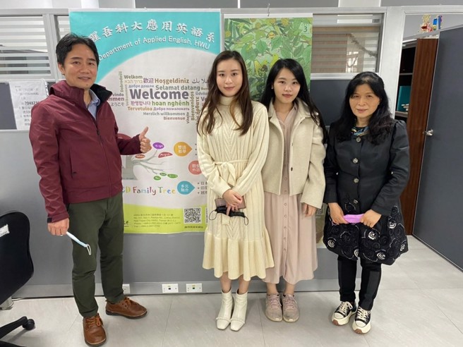 醒吾科技大学应英系张煜权主任(左起)、毕业学姊陈姿璇、陈冠颖、及钱清香老师，勉励同学只要好好利用系上丰富的多国语言环境，百万年薪不是梦。(醒吾科大提供)
