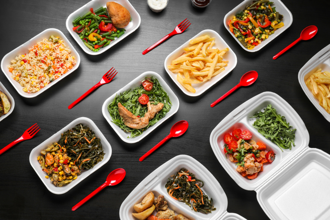 免洗餐具有味道正常吗？毒物专家：3情况千万别用。(示意图/Shutterstock)