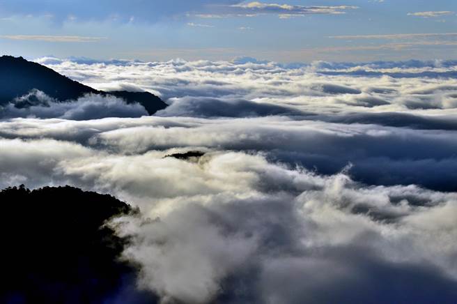 南横公路全线有条件通车后，壮丽的云海是必赏美景。（庄哲权摄）