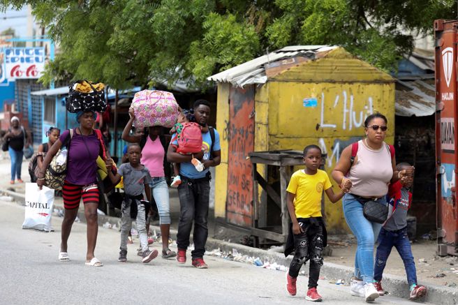 海地首都幫派衝突爆發槍戰，迫使海地首都太子港（Port-au-Prince）民眾逃離家園。(圖／路透社)