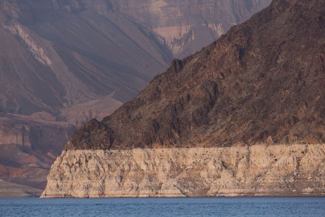 由于乾旱加剧，一具40年前被弃尸湖中的遗体终于重见天日。(图／路透社)