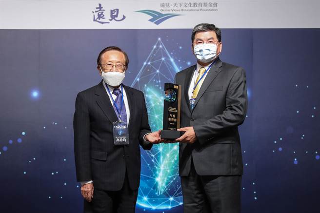 国泰金控致力气候以及社会多元培力面向表现获肯定，连续三年抱回「远见CSR暨ESG企业社会责任奖」综合绩效首奖，今年获颁「年度荣誉榜」殊荣，由远见．天下文化事业群创办人高希均教授（左）赠奖，右为国泰金控总经理李长庚（国泰金控提供）。