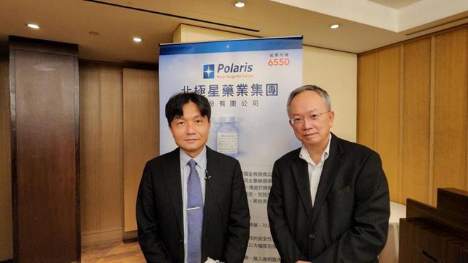 （图左为北极星药业董事长陈鸿文、右为总经理陈绍琛。图／杜蕙蓉）