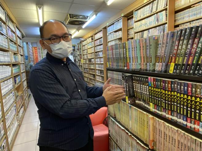 嘉義市租書店業者孫世昌因應疫情衝擊，陸續推出優惠措施以吸引客人。（廖素慧攝）