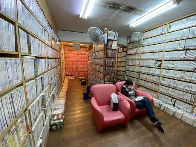 嘉義市魯可租書店讀者支持店家「疫」起撐下去。（廖素慧攝）